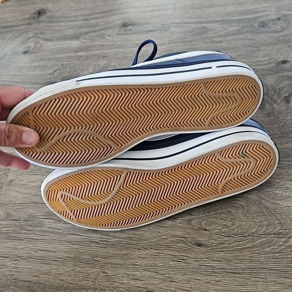 Nikes   - Picture 6 of 9